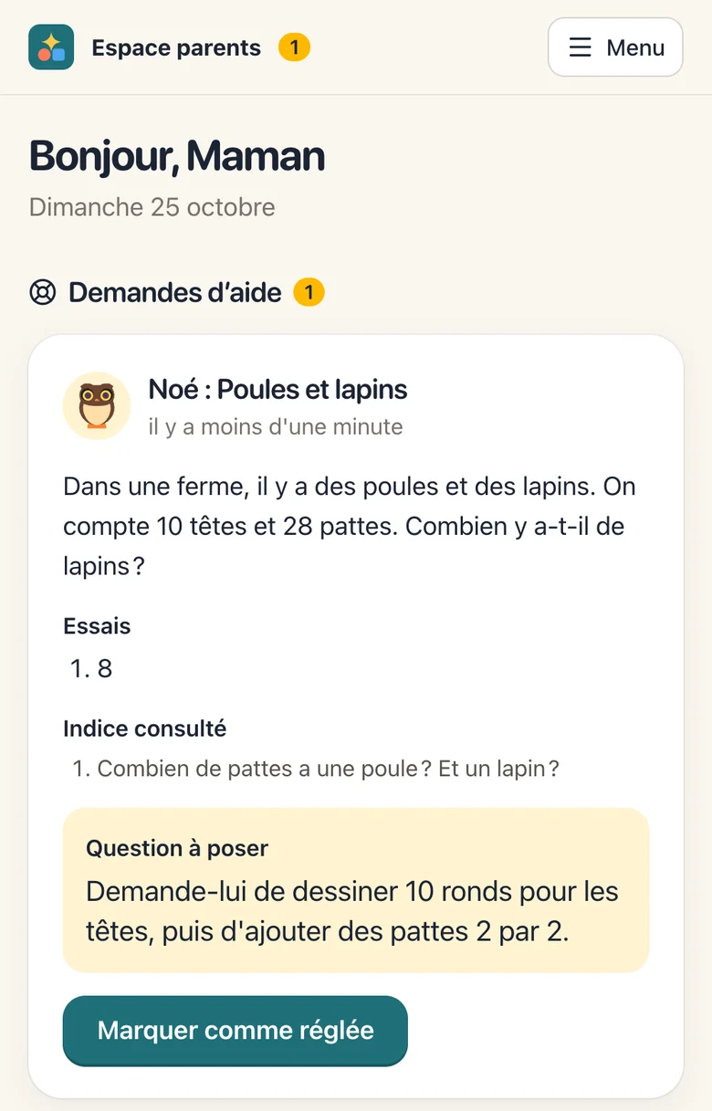 Une demande d’aide sur le téléphone d’un parent, avec l’énigme, l’essai de l’enfant et une question à poser.